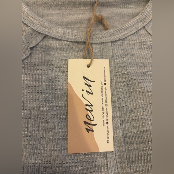 New In Boutique Brand Hi-Low  T-Shirt Size Small NWT - Picture 2 of 9